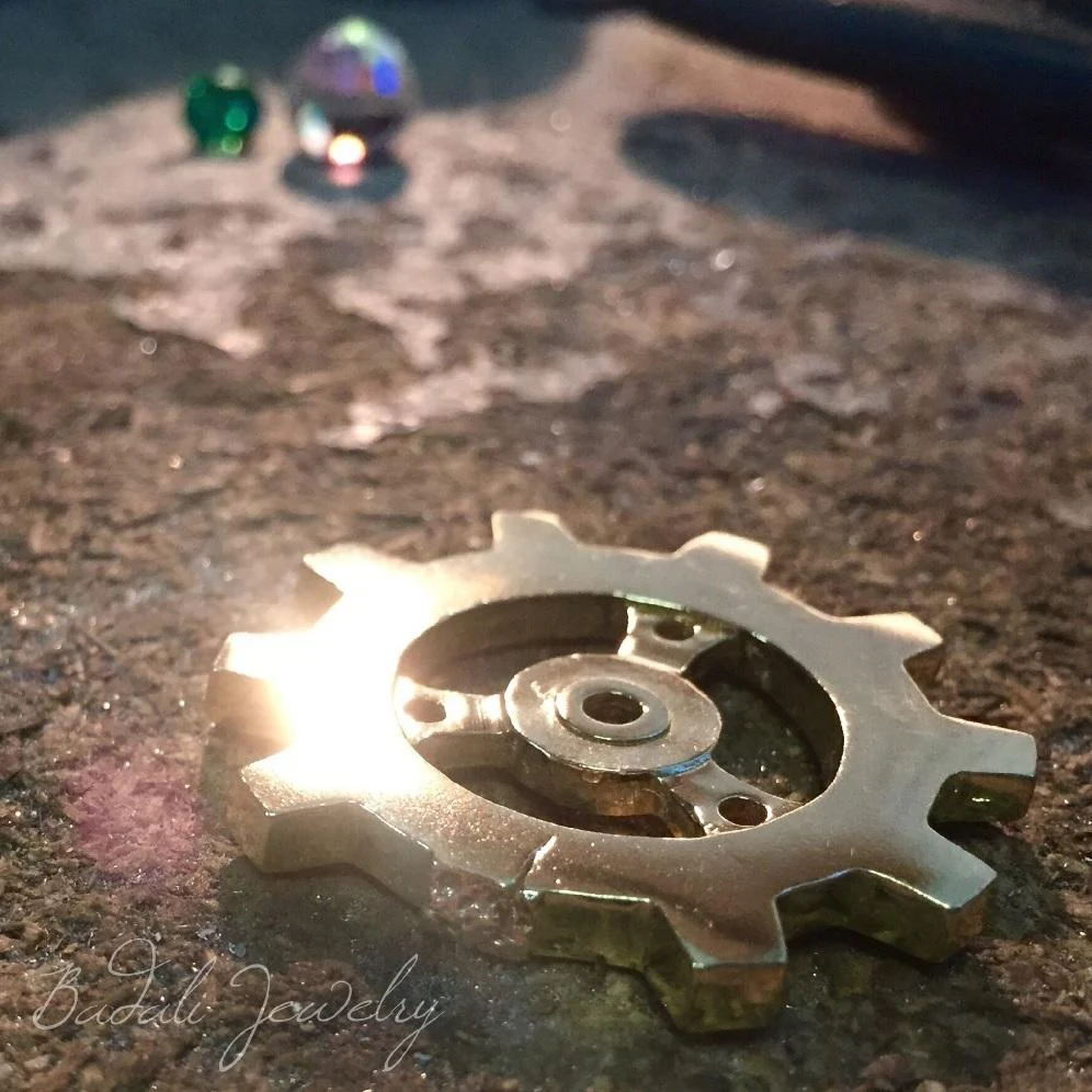 Auri's Brazen Gear Pin - Image 6